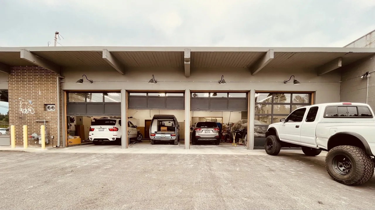 Lynnwood service-bay exterior with vehicles.